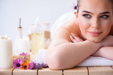 Kaplıcadaki masaj sırasında kadın