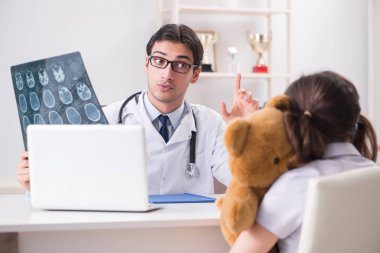 Küçük kız düzenli check-up için doktoru ziyaret ediyor.