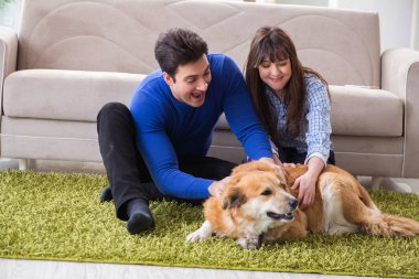 Golden retriever köpeğiyle mutlu bir aile