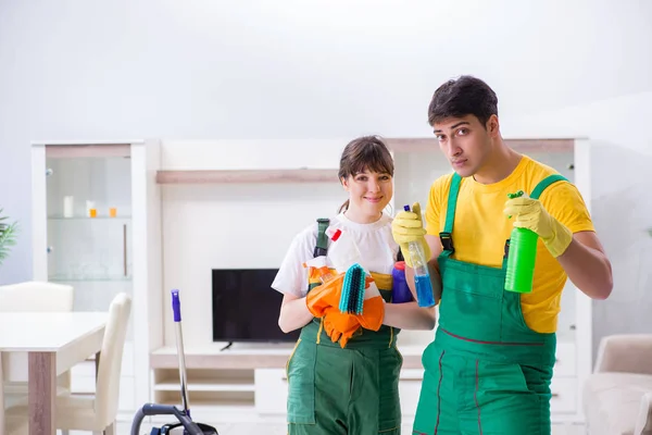 Pulizia appaltatori professionisti che lavorano a casa — Foto Stock