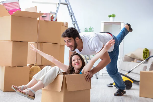 Ung familj flyttar till ny lägenhet — Stockfoto