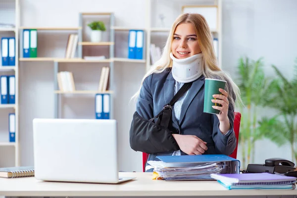 Gewonde vrouwelijke werknemer die in het kantoor werkt — Stockfoto