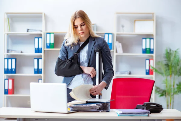 Gewonde vrouwelijke werknemer die in het kantoor werkt — Stockfoto