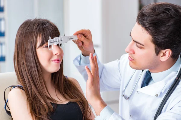 Oftalmólogo está revisando paciente en hospital oftalmólogo —  Fotos de Stock