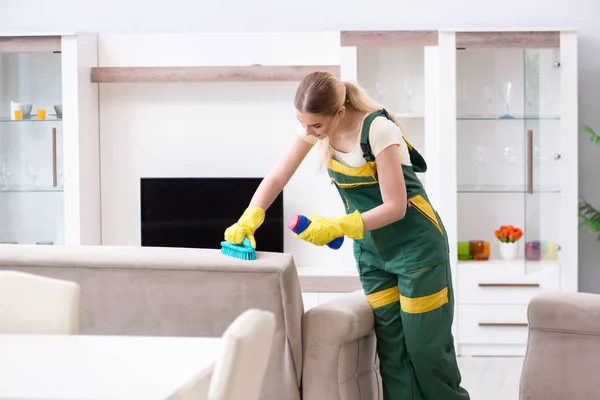 Profesjonalne sprzątanie mebli apartamentu — Zdjęcie stockowe