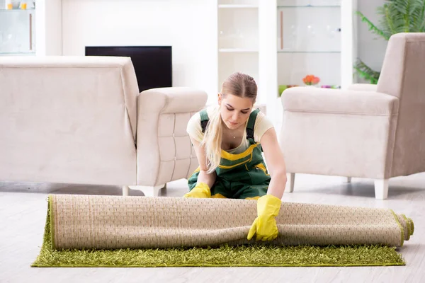 Tappeto di pulizia femminile professionale — Foto Stock