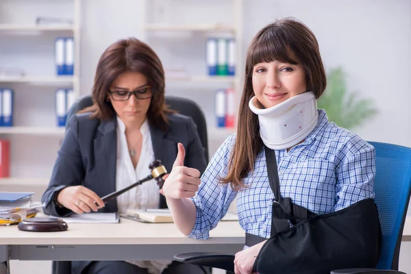 Gewonde werknemer op bezoek bij advocaat voor advies over verzekeringen — Stockfoto