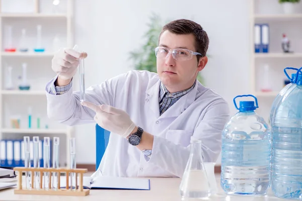 Joven estudiante de química experimentando en laboratorio —  Fotos de Stock