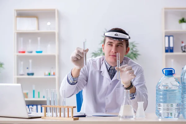 Joven estudiante de química experimentando en laboratorio —  Fotos de Stock