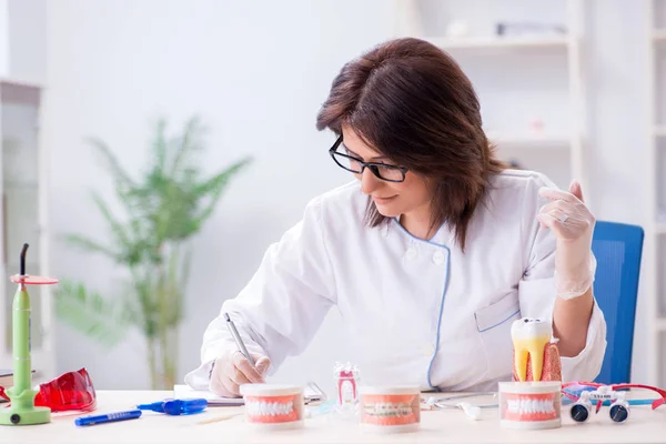 Mujer dentista trabajando en implantes dentales — Foto de Stock