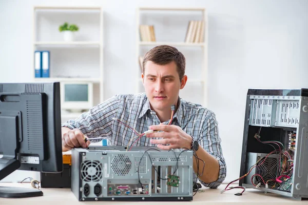 Jovem técnico de reparação de computador em oficina — Fotografia de Stock