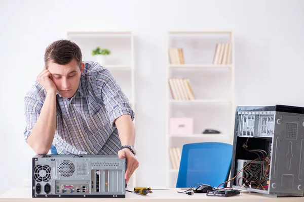 Junger Techniker repariert Computer in Werkstatt — Stockfoto