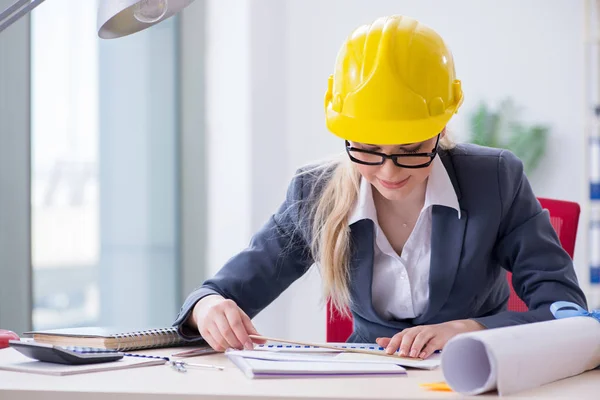 Mujer arquitecta trabajando en el proyecto — Foto de Stock