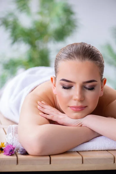 Mulher durante sessão de massagem no spa — Fotografia de Stock