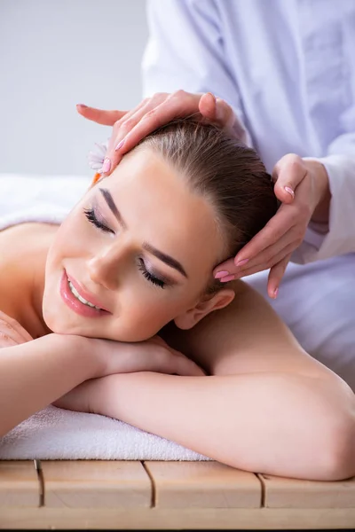 Donna durante la sessione di massaggio in spa — Foto Stock