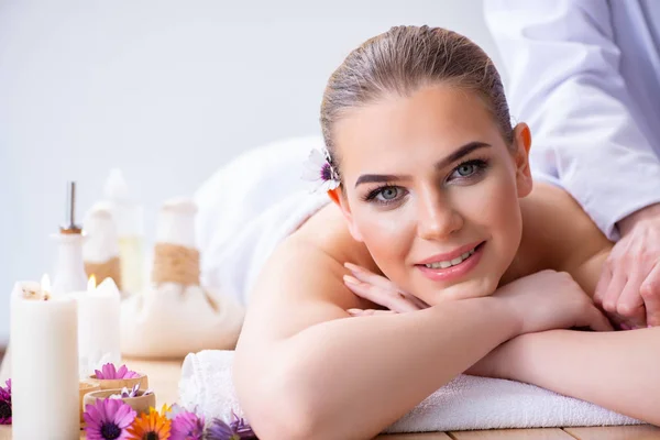 Frau bei massage session im spa — Stockfoto