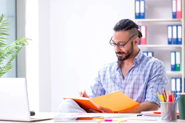 Joven diseñador trabajando en su estudio en un nuevo proyecto —  Fotos de Stock