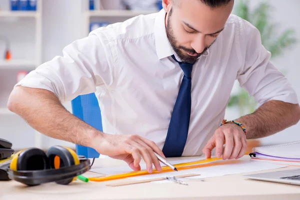 Arquiteto trabalhando em seu estúdio em um novo projeto — Fotografia de Stock