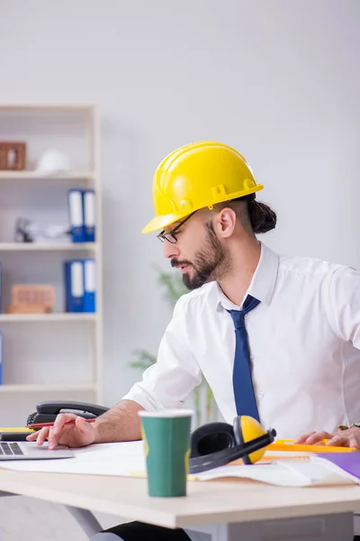 Arquitecto trabajando en su estudio en un nuevo proyecto — Foto de Stock