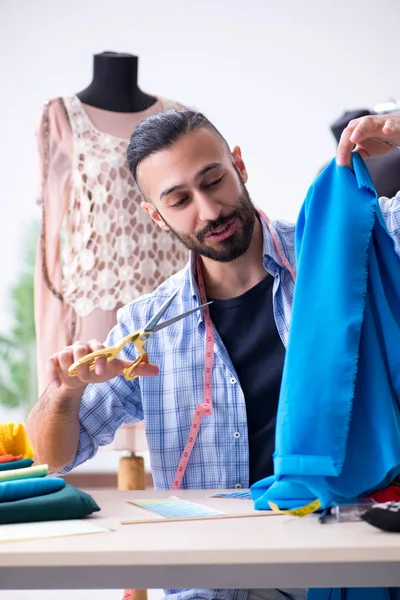 Tailleur masculin travaillant dans l'atelier sur les nouveaux modèles — Photo