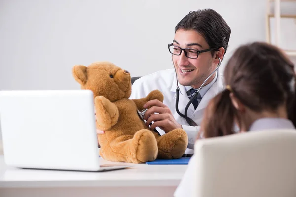 Küçük kız düzenli check-up için doktoru ziyaret ediyor. — Stok fotoğraf