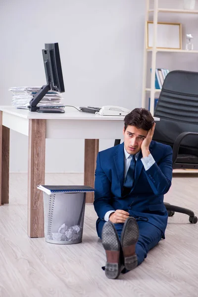 Jeune homme d'affaires beau employé travaillant dans le bureau à paperwo — Photo