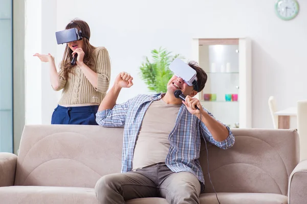 Par de karaoke cantando com óculos de realidade virtual — Fotografia de Stock