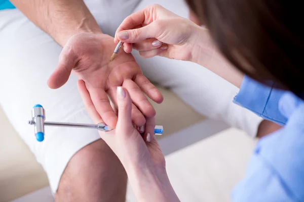 Medico controllo riflessi nervosi con martello — Foto Stock