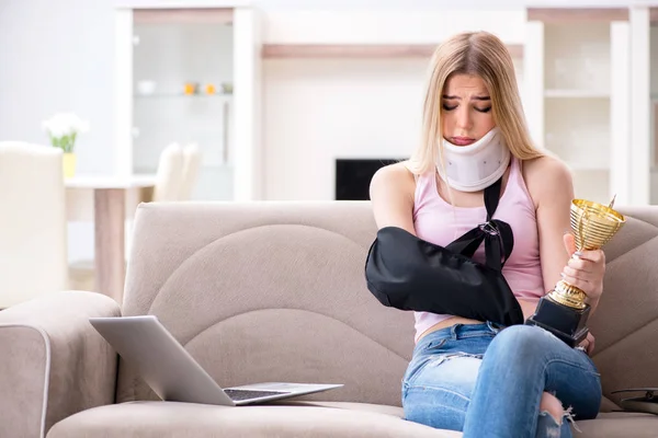 Mujer lesionada durante el deporte juego — Foto de Stock