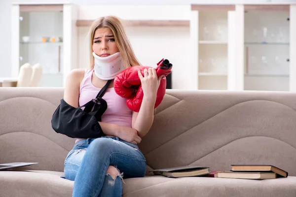 Femme blessée pendant le jeu de sport — Photo