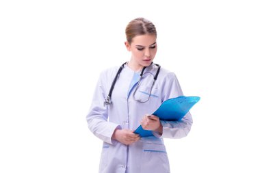 Genç kadın doktor beyaz arka planda izole edilmiş.