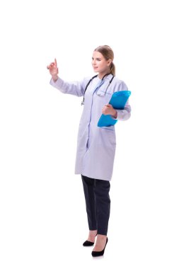 Genç kadın doktor beyaz arka planda izole edilmiş.
