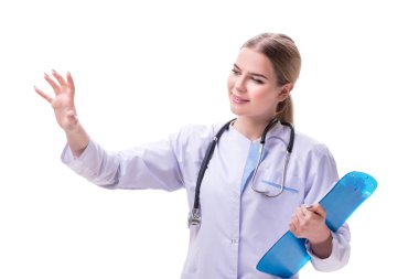 Genç kadın doktor beyaz arka planda izole edilmiş.