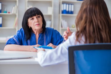 Kıdemli hasta düzenli kontrol için doktoru ziyaret ediyor.