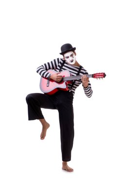Gitar çalan pandomimci beyazda izole