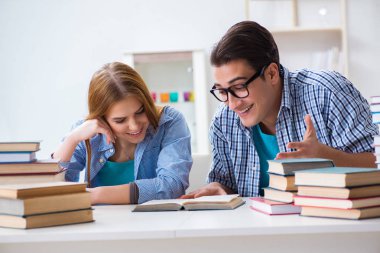 Üniversite sınavlarına çalışan iki öğrenci.