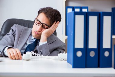 Ofiste çalışan mutsuz iş adamı