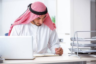 Ofiste çalışan Arap işadamı.