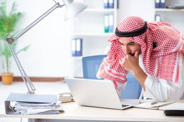 Ofiste çalışan Arap işadamı.