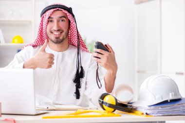 Arap mühendis yeni proje üzerinde çalışıyor