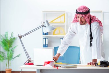 Arap mühendis yeni proje üzerinde çalışıyor