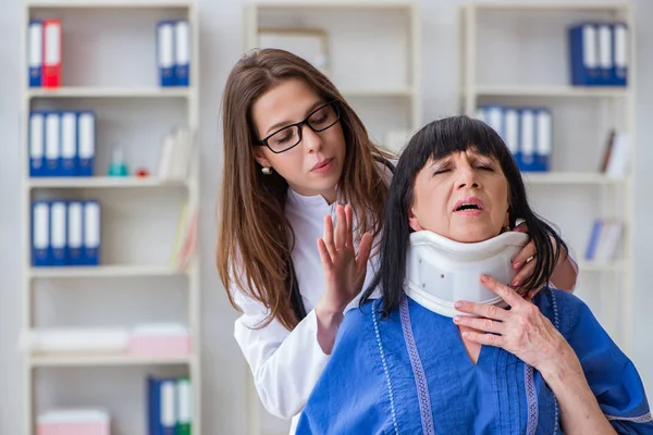 Donna anziana con lesioni al collo a dottori — Foto Stock