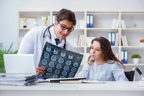 Doctor legt uit aan de patiënt resultaten van x-ray imaging — Stockfoto