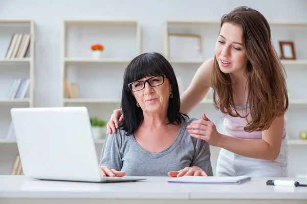 Tochter erklärt Mutter, wie man Computer benutzt — Stockfoto