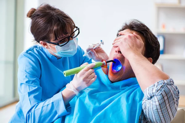 Patient peur du dentiste lors de la visite chez le médecin — Photo