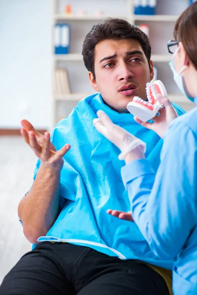 Patient afraid of dentist during doctor visit — Stock Photo, Image