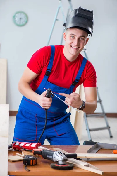 Lohnunternehmer arbeitet in der Werkstatt — Stockfoto