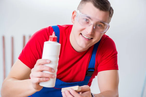 Lohnunternehmer arbeitet in der Werkstatt — Stockfoto