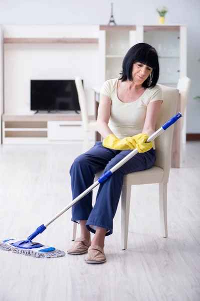 Vecchia donna matura stanca dopo le faccende domestiche — Foto Stock