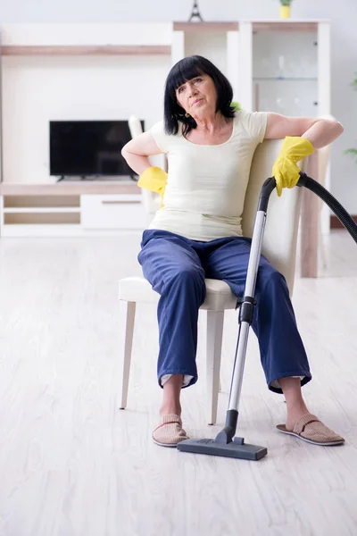 Senior anciana cansada después de la casa de limpieza al vacío — Foto de Stock